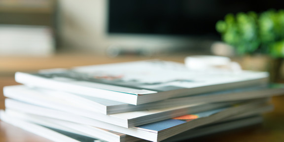 Platzhalter Publikationen Ein Stapel Zeitschriften auf einem Schreibtisch