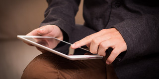 Person bedient ein Tablet