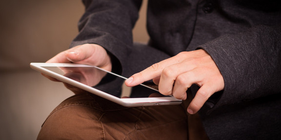 Person bedient ein Tablet