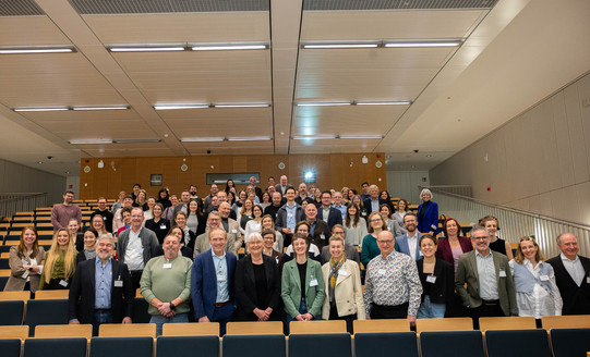 Gruppenfoto in einem Hörsaal.