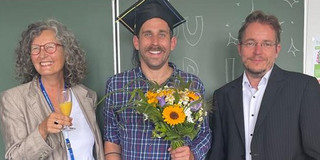 Prof. Dr. Ute Ritterfeld und Prof. Dr. Matthias R. Hastall freuen sich mit Jan A. Finzi über die bestandene Disputation.