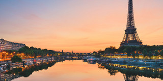 Skyline von Paris im Morgenrot.