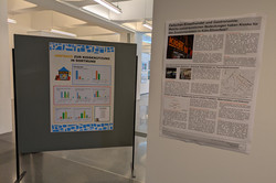 Ein Poster auf einer Pinnwand und ein Poster an der Wand.