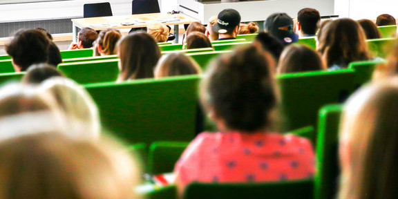 Studierende sitzen zum Studienstart in einer Vorlesung.
