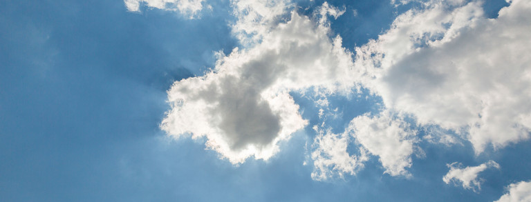 Ein blauer Himmel mit kleinen weißen Wolken.